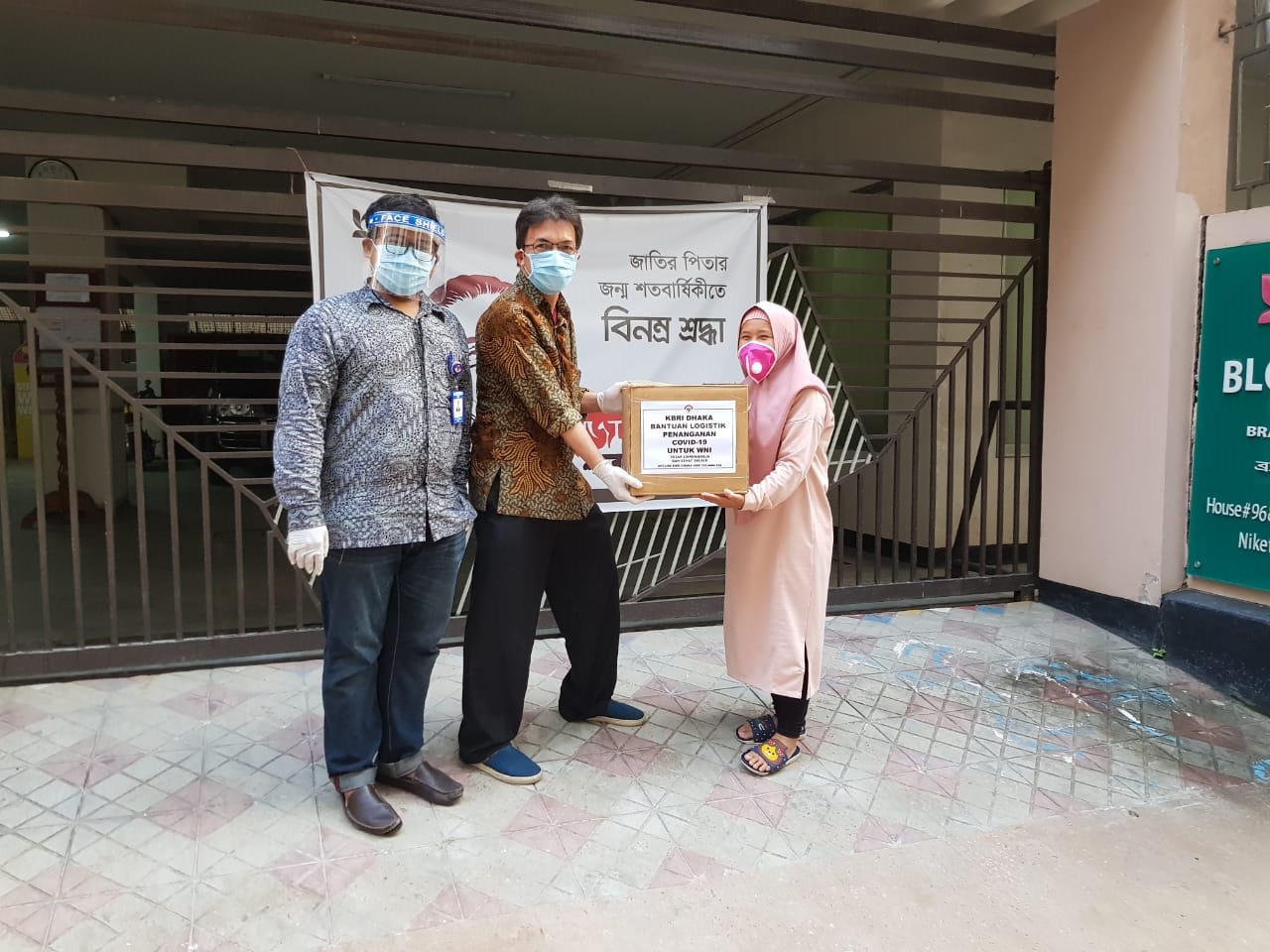 KBRI Distribusikan Bantuan Logistik Pada WNI di Bangladesh Terdampak Lockdown Covid-19